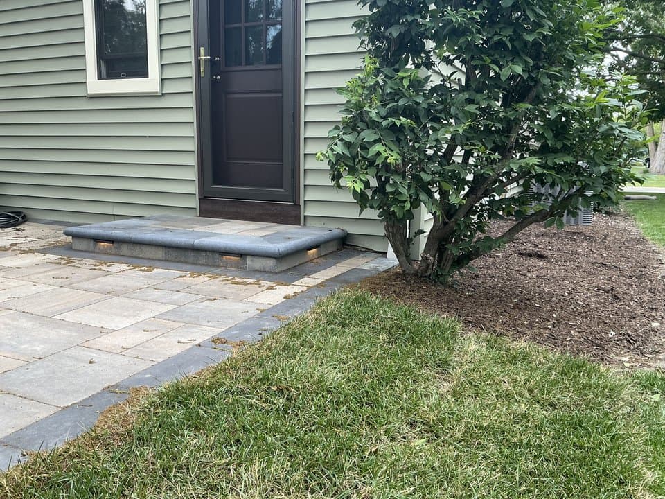 Lisle multi-tier wall